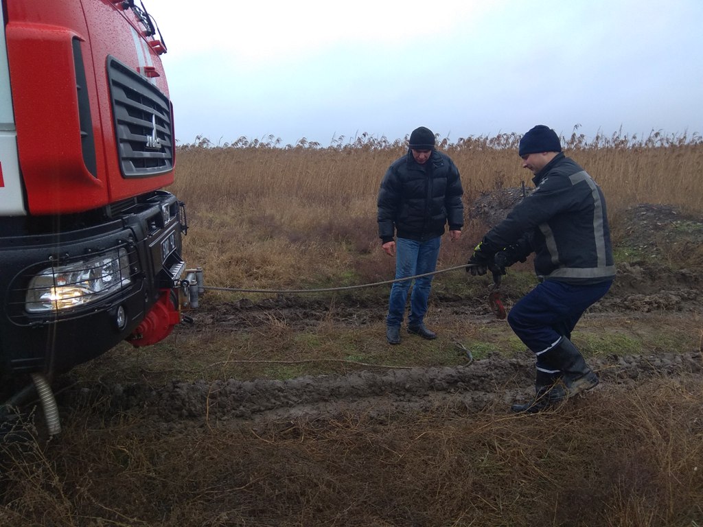 Херсонські рятувальники витягли з багнюки мікроавтобус (ФОТО) Херсонські рятувальники витягли з багнюки мікроавтобус (ФОТО)