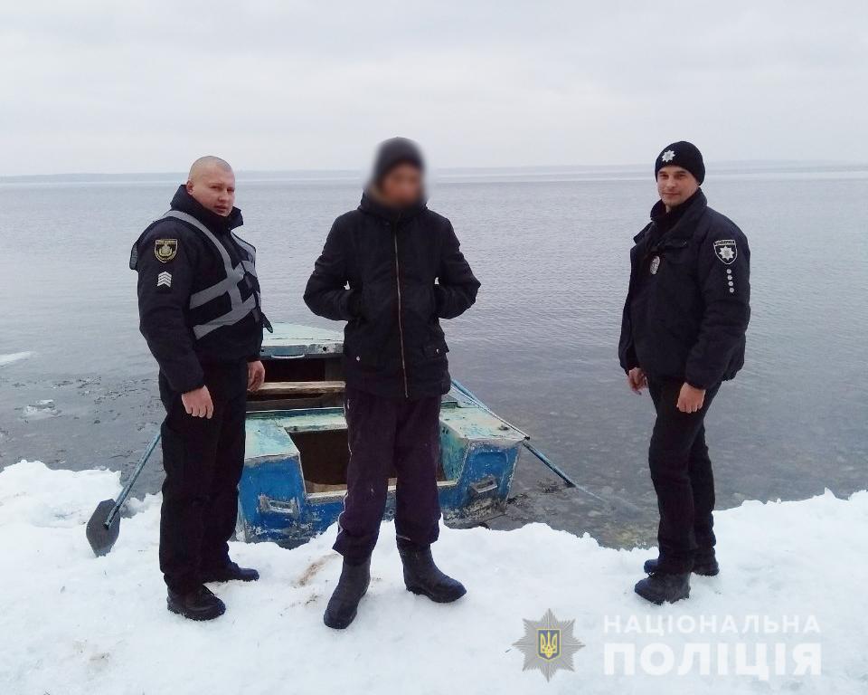 На Херсонщині підліток відправився у подорож по Дніпру на крижині На Херсонщині підліток відправився у подорож по Дніпру на крижині