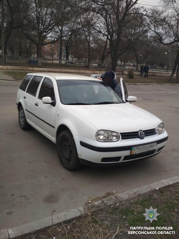 Херсонські патрульні помітили ознаки втручання в номер кузова Херсонські патрульні помітили ознаки втручання в номер кузова