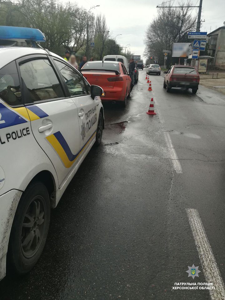 Херсонець на радощах розтрощив 3 автомобілі