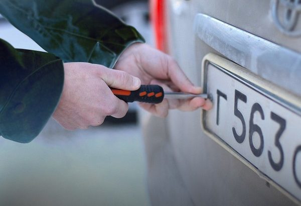 У Херсоні опанували новий спосіб наживи: чоловік крав автомобільні номери та шантажував власників