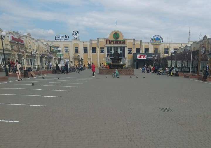В Херсоне облюбованную мамами и детьми пешеходную зону превращают в парковку