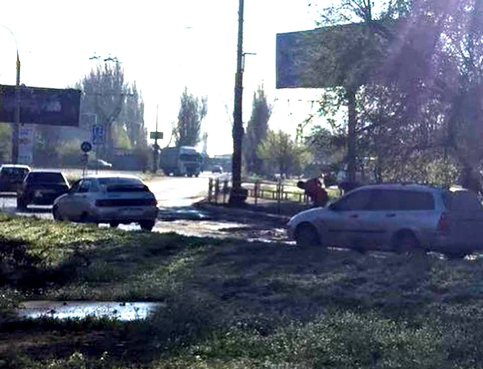 Вчера - ДТП, сегодня - ремонт дороги, в Херсоне движение
