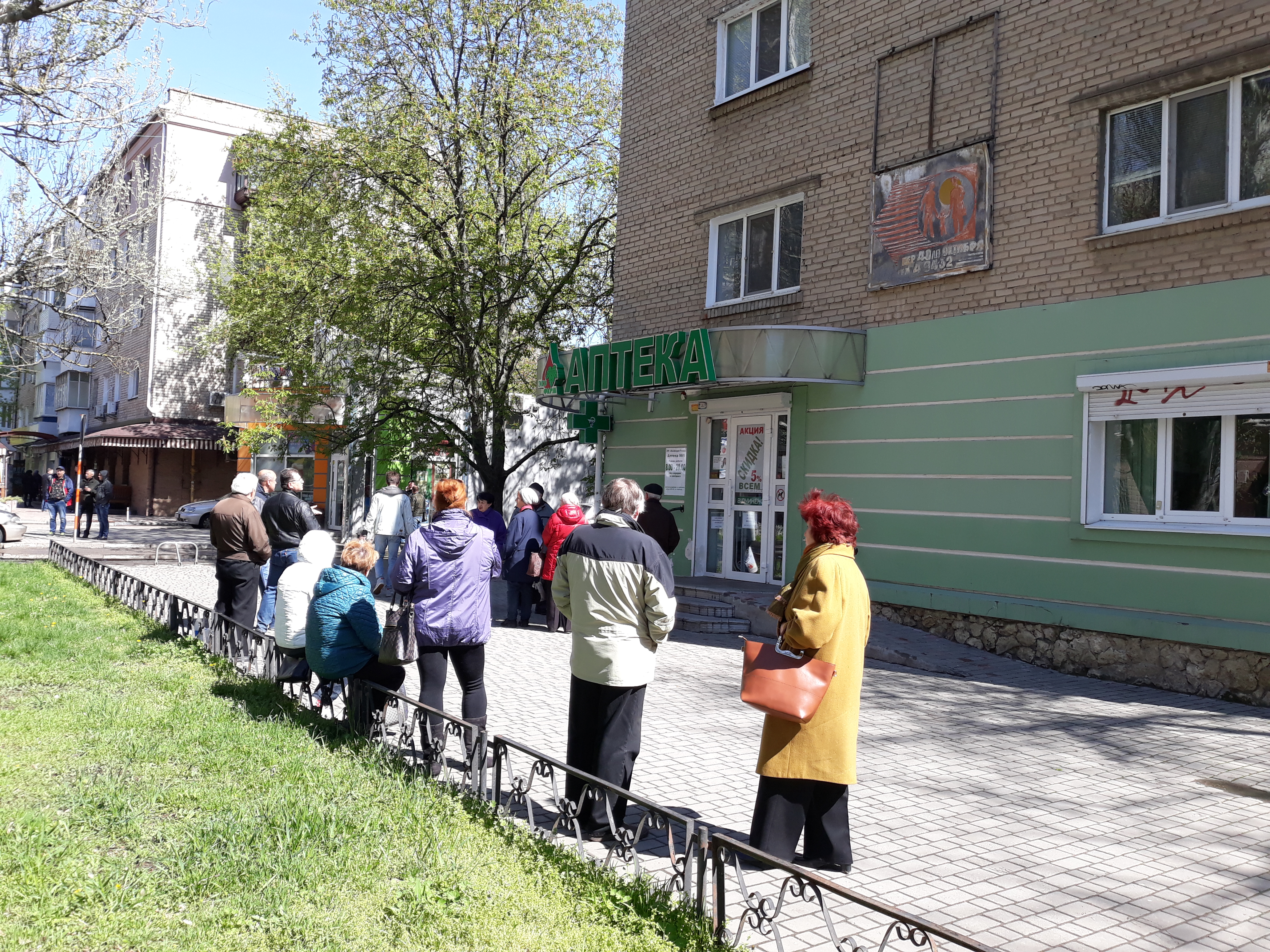 Люди стоят по несколько часов в очереди -