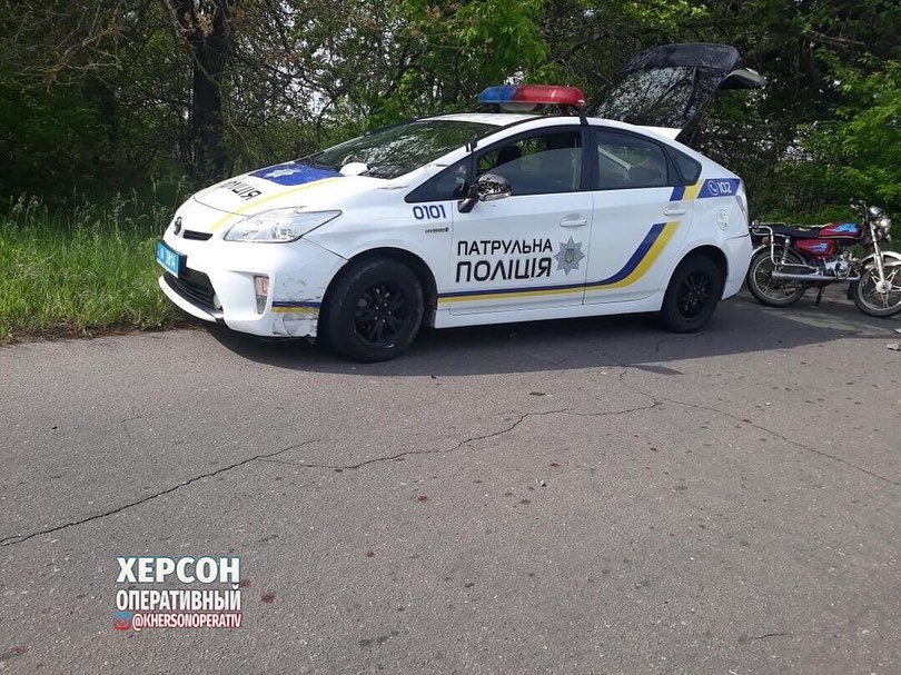 Мопед влетел в две машины, одна из которых полицейская - на Херсонщине ДТП Мопед влетел в две машины, одна из которых полицейская - на Херсонщине ДТП