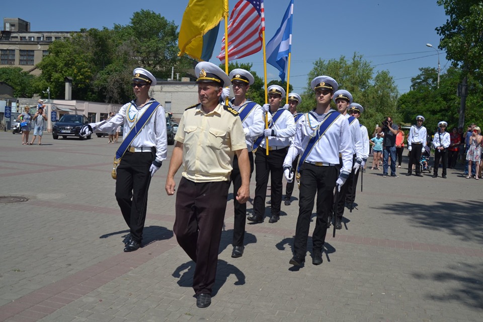 Курсанти ХДМА взяли участь у флешмобі на підтримку полонених українських моряків (ФОТОРЕПОРТАЖ) Курсанти ХДМА взяли участь у флешмобі на підтримку полонених українських моряків (ФОТОРЕПОРТАЖ)