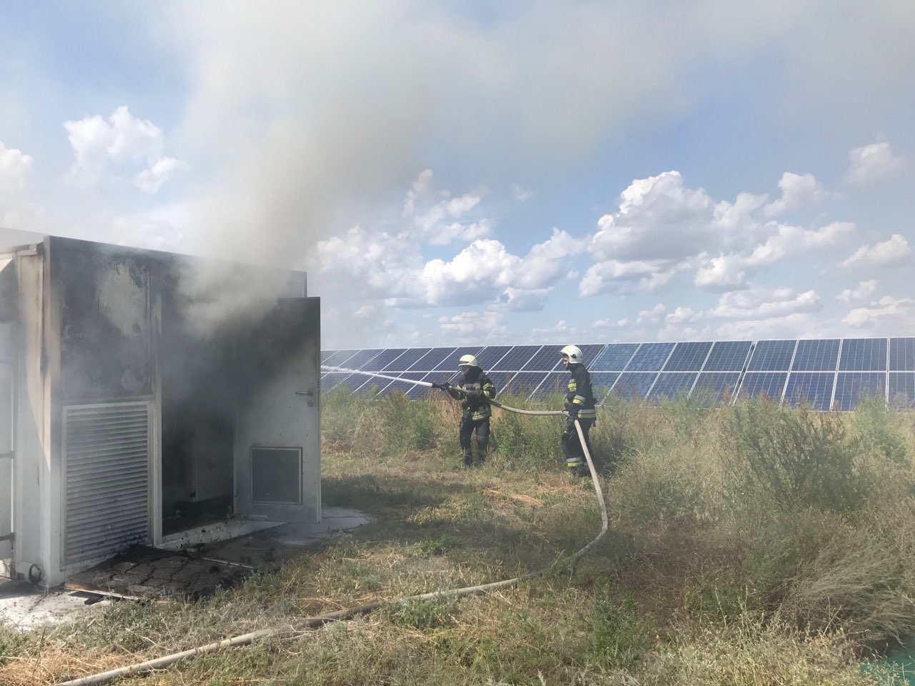 На Херсонщині горіла сонячна електростанція На Херсонщині горіла сонячна електростанція