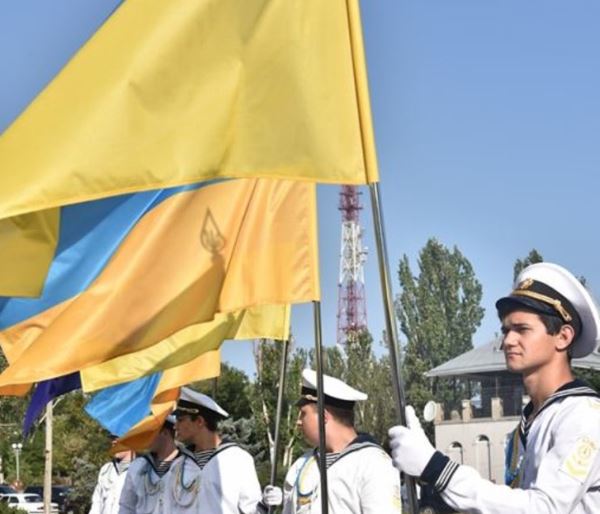 У руках курсантів Херсонської державної морської академії сьогодні теж майорів  синьо-жовтий прапор