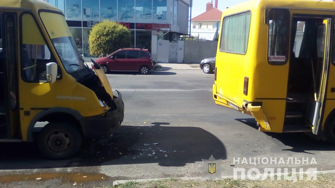 У Херсоні зіштовхнулися маршрутки, постраждало двоє підлітків У Херсоні зіштовхнулися маршрутки, постраждало двоє підлітків