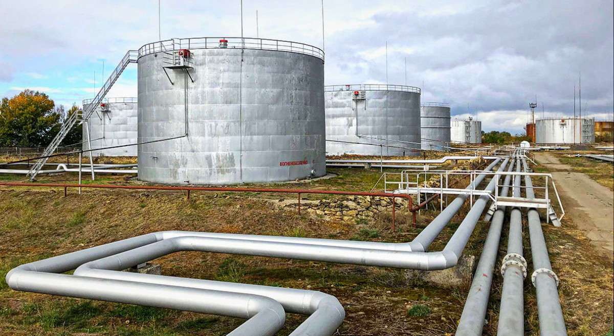 На херсонской нефтеперевалке приостановили прием топлива из-за опасений силового захвата
