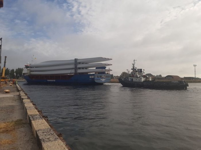 Скадовск принял очередной груз лопастей для строящейся ветроэлектростанции