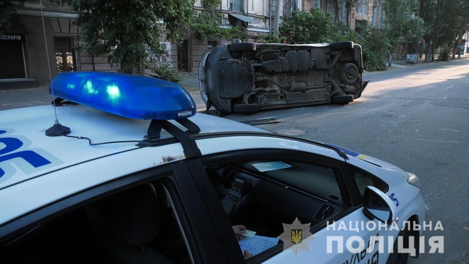 У Херсоні поліція встановила винного в скоєнні ДТП, в результаті якої перекинувся автомобіль з виборчими бюлетенями