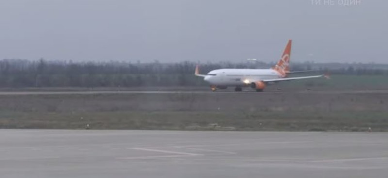 Херсонский аэропорт успешно принял самолеты, которые не смогли сесть на одесском аэродроме Херсонский аэропорт успешно принял самолеты, которые не смогли сесть на одесском аэродроме