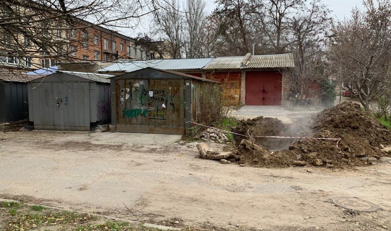 В Херсоне незаконные гаражи на теплотрассе - ремонту помеха