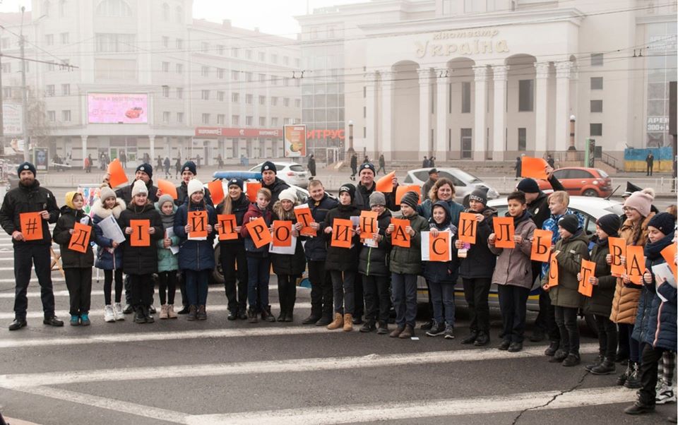 В Херсоні поліція провела для містян флешмоб #ДійПротиНасильства - ФОТО