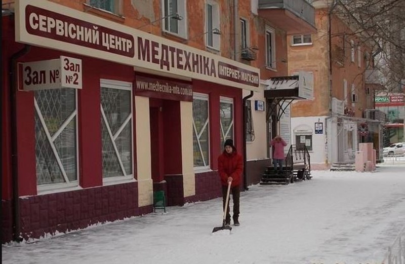 Херсонских предпринимателей предупредили, что за неубранный снег их ждут штрафы