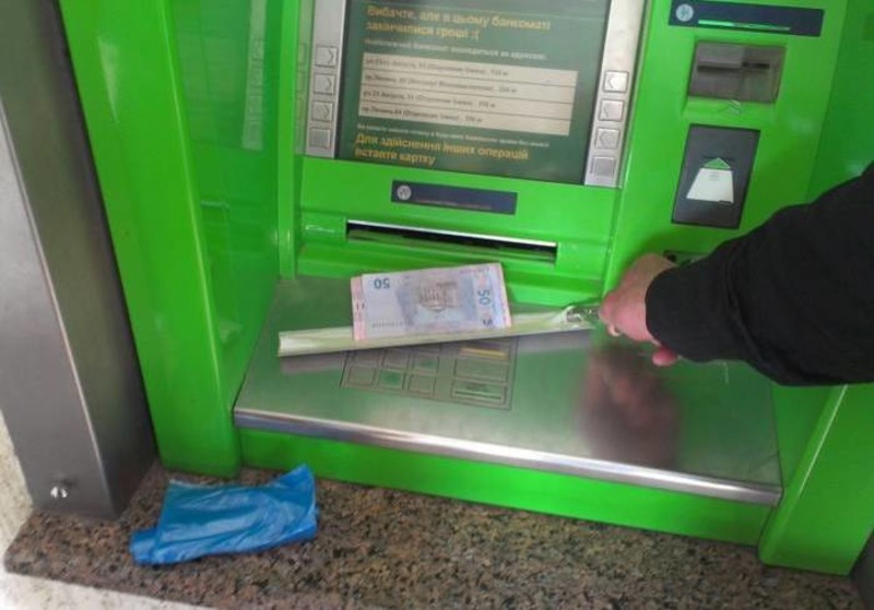В одному з банкоматів Херсона знайшли пристрій для крадіжки грошей