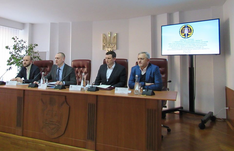 У Херсоні керівники правоохоронних структур обговорили питання боротьби з незаконними АЗС