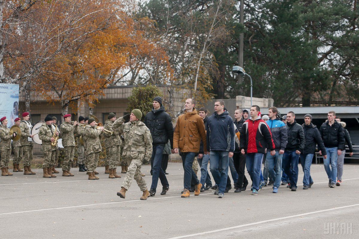 В армию снова будут призывать с 18 лет - указ Президента