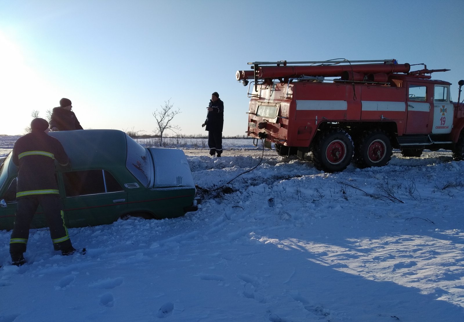 З початку негоди рятувальники Херсонщини витягли 110 автомобілів зі снігових наметів на автошляхах  - ФОТО