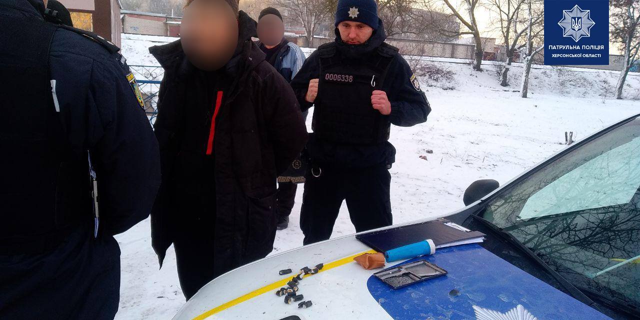 В Херсоні патрульні затримали наркодилера В Херсоні патрульні затримали наркодилера