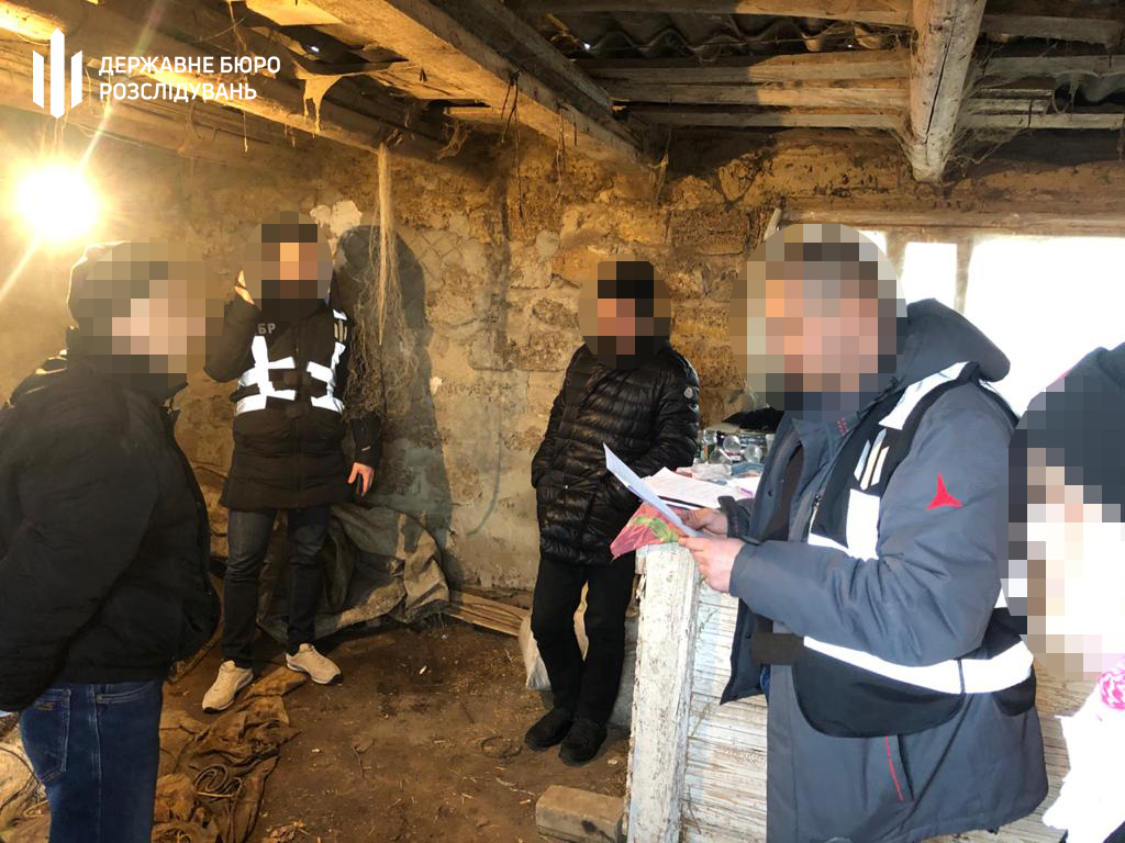 На Херсонщині ДБР затримало поліцейського за вимагання хабара в розмірі 2500 доларів США