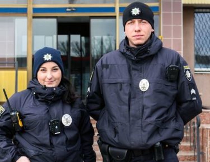 У Херсоні патрульні надали домедичну допомогу дівчинці, на яку впало дерево