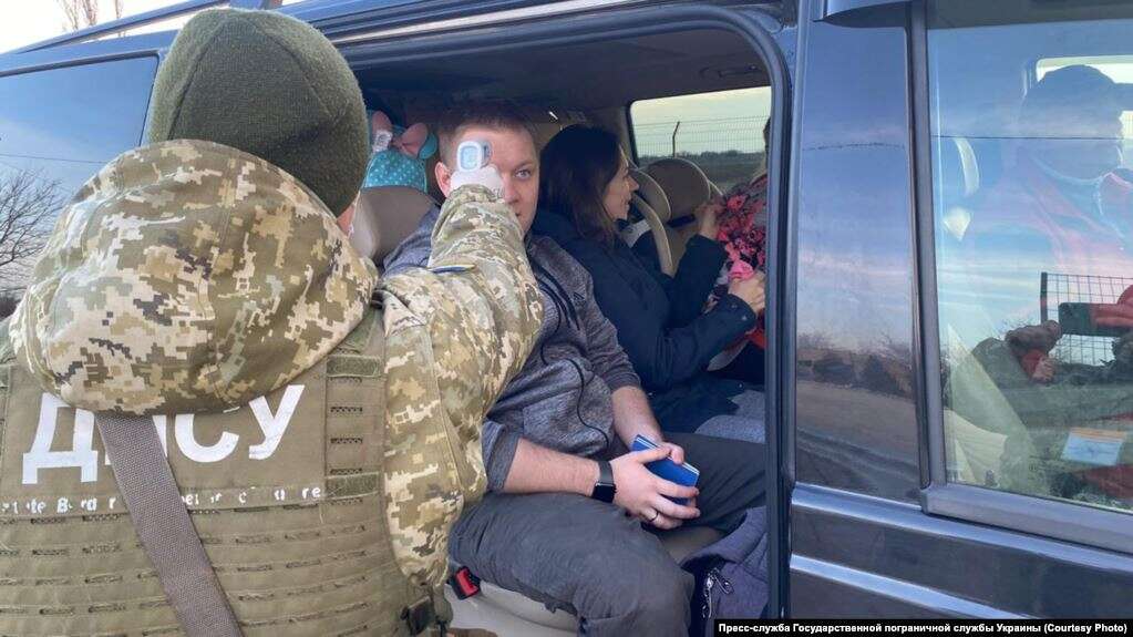 На админгранице между Крымом и Херсонщиной пограничники начали мерять въезжающим температуру