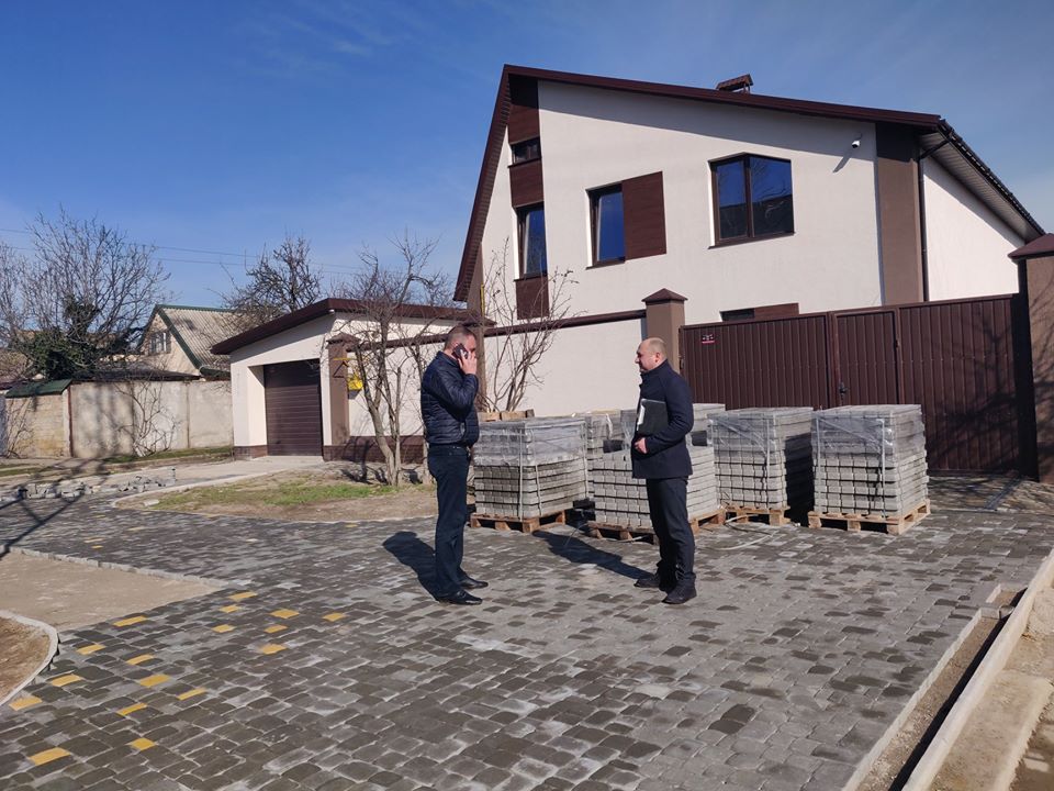 Херсонців штрафують за облаштування території тротуарною плиткою