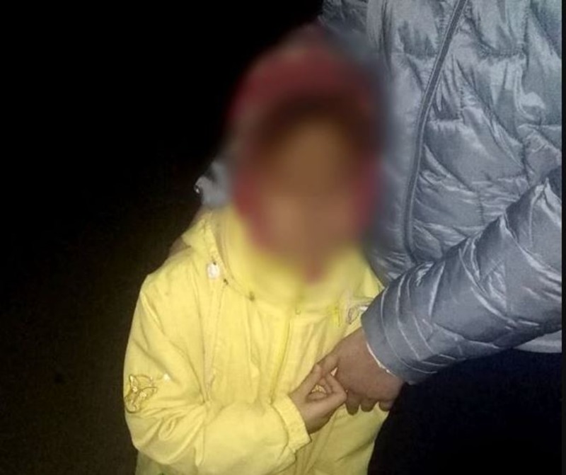 В Херсоні громадяни та поліцейські допомогли 6-річний дівчинці повернутися додому
