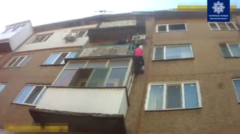 У Херсоні патрульні врятували літню жінку від самогубства - ВІДЕО