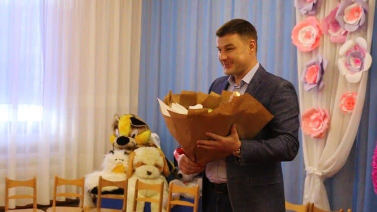 Поселковый глава Антоновки Игорь Семенчев поздравил женщин с 8 марта - ВИДЕО