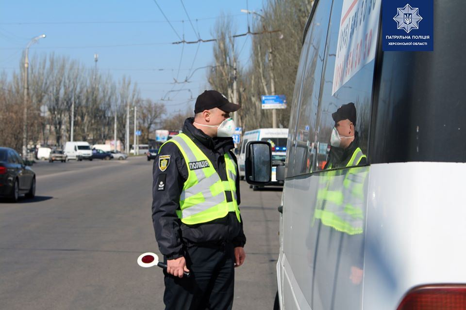 Херсонські патрульні перевіряють карантинне перевезення пасажирів