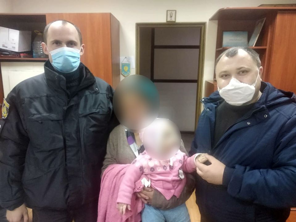 На Херсонщині поліцейські встановили місцезнаходження матері з немовлям, яких розшукували родичі