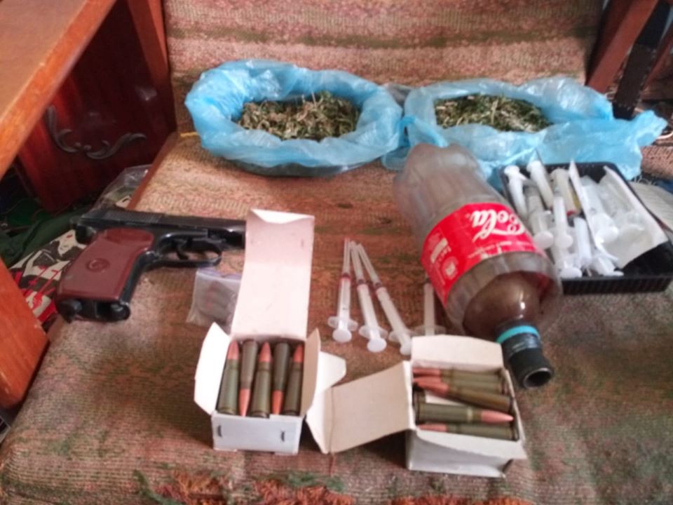На Херсонщині викрили наркопритон, де діти господаря гралися медичними шприцами