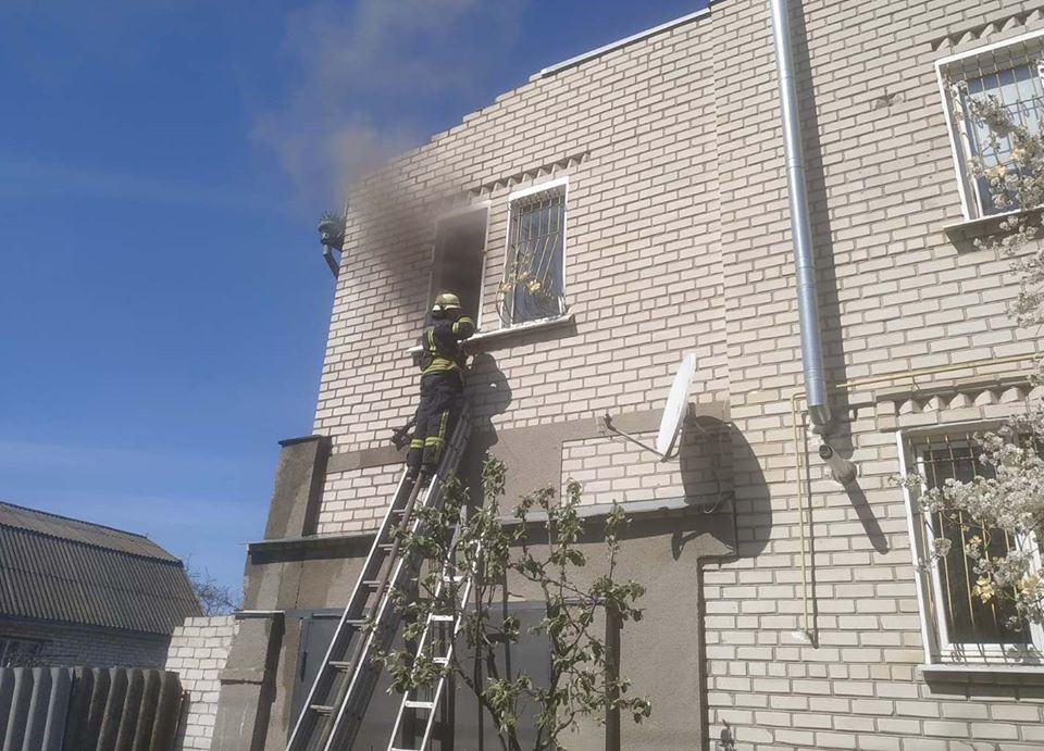 Херсонські пожежники врятували з вогню двох дітей - ФОТО, ВІДЕО