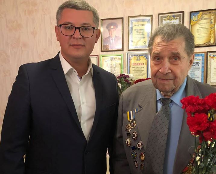 Главный херсонский оппозиционер Егор Устинов поздравил ветерана-освободителя Херсона с Великой Победой