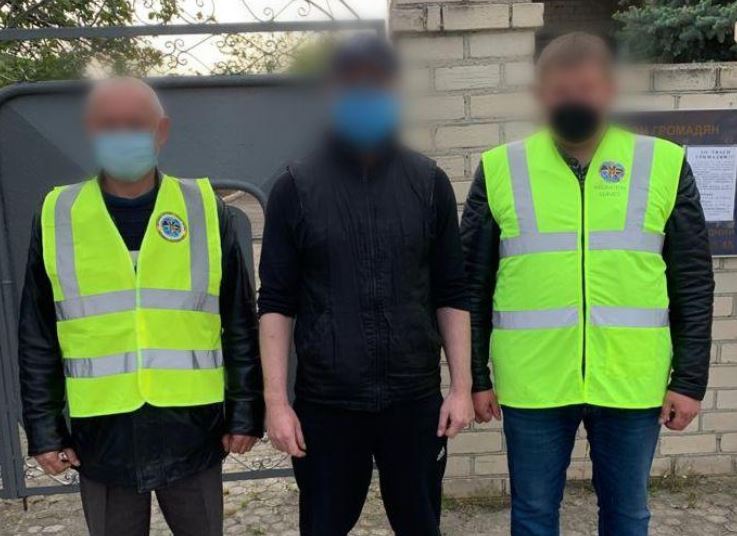 Нелегального мігранта, який звільнився за крадіжки на Херсонщині, видворять за межі території України
