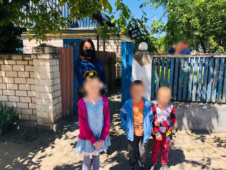 Поліцейські Херсонщини закликають батьків не залишати своїх дітей самих вдома