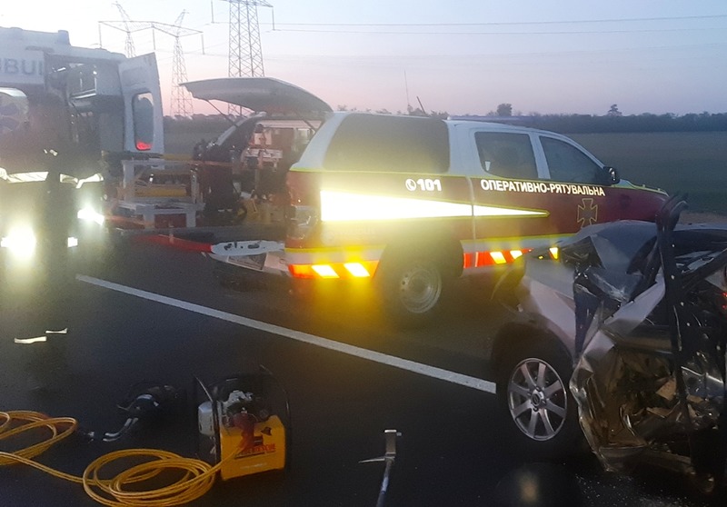 На Херсонщині рятувальники деблокували водія із понівеченої автівки