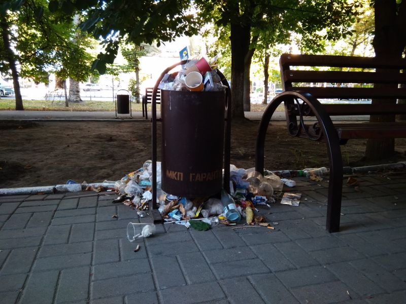 В центре Херсона не убирают мусор - коммунальщики бездействуют, власти игнорируют