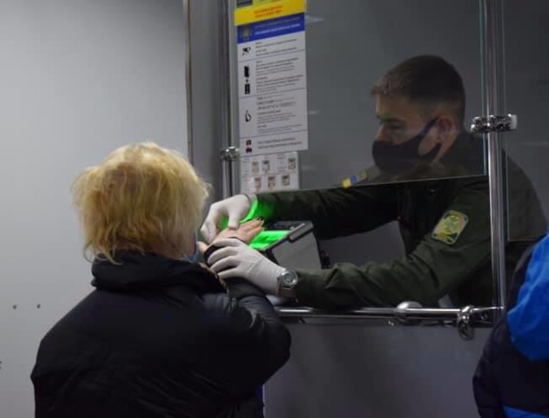 Через «повітряні ворота» Херсонщини за рік прикордонники оформили 38 тисяч громадян
