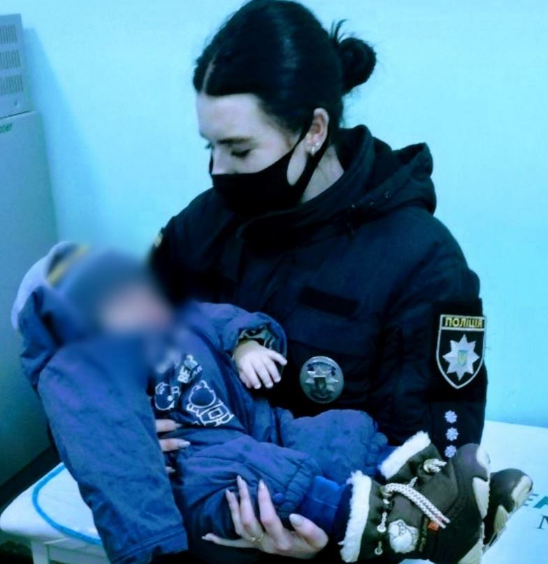 В Херсоні 10-річна дівчинка зателефонувала в поліцію, щоб допомогти хворій мамі