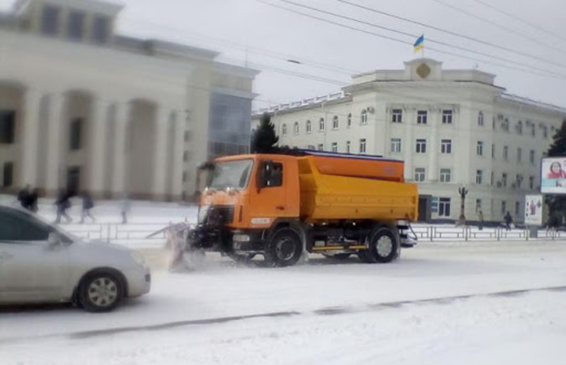 На дорогах Херсона зранку працюють солерозкидачi та снігоприбиральна техніка