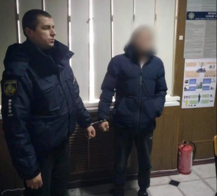 На Херсонщині оперативники розшукали підозрюваного, який втік з зали суду
