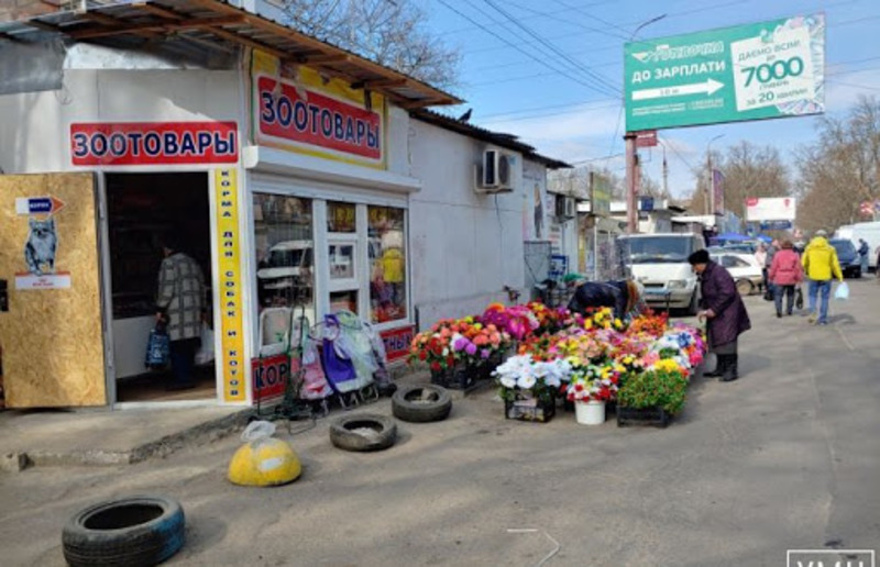 В Херсоне общественность требует вернуть торговцев на рынок, а тротуары - пешеходам
