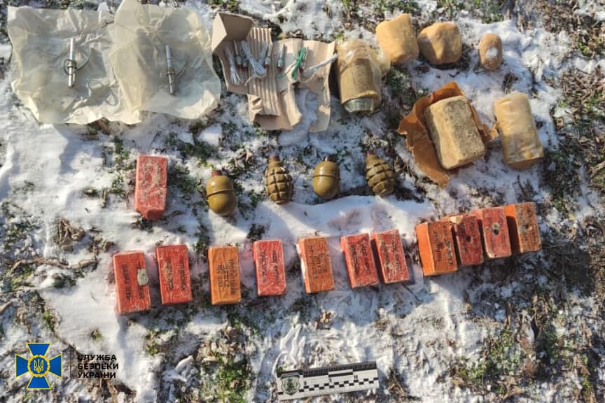 На Херсонщині СБУ виявила тайник з вибухівкою та електродетонаторами