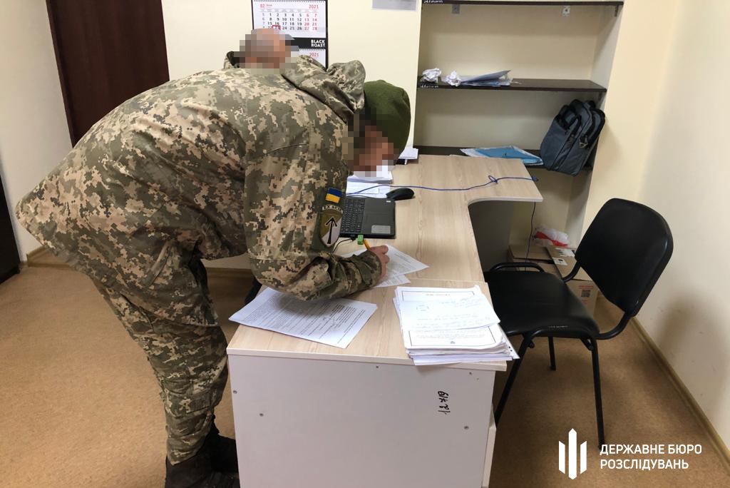 Побив та змусив витирати кров з взуття: на Херсонщині судитимуть військовослужбовця