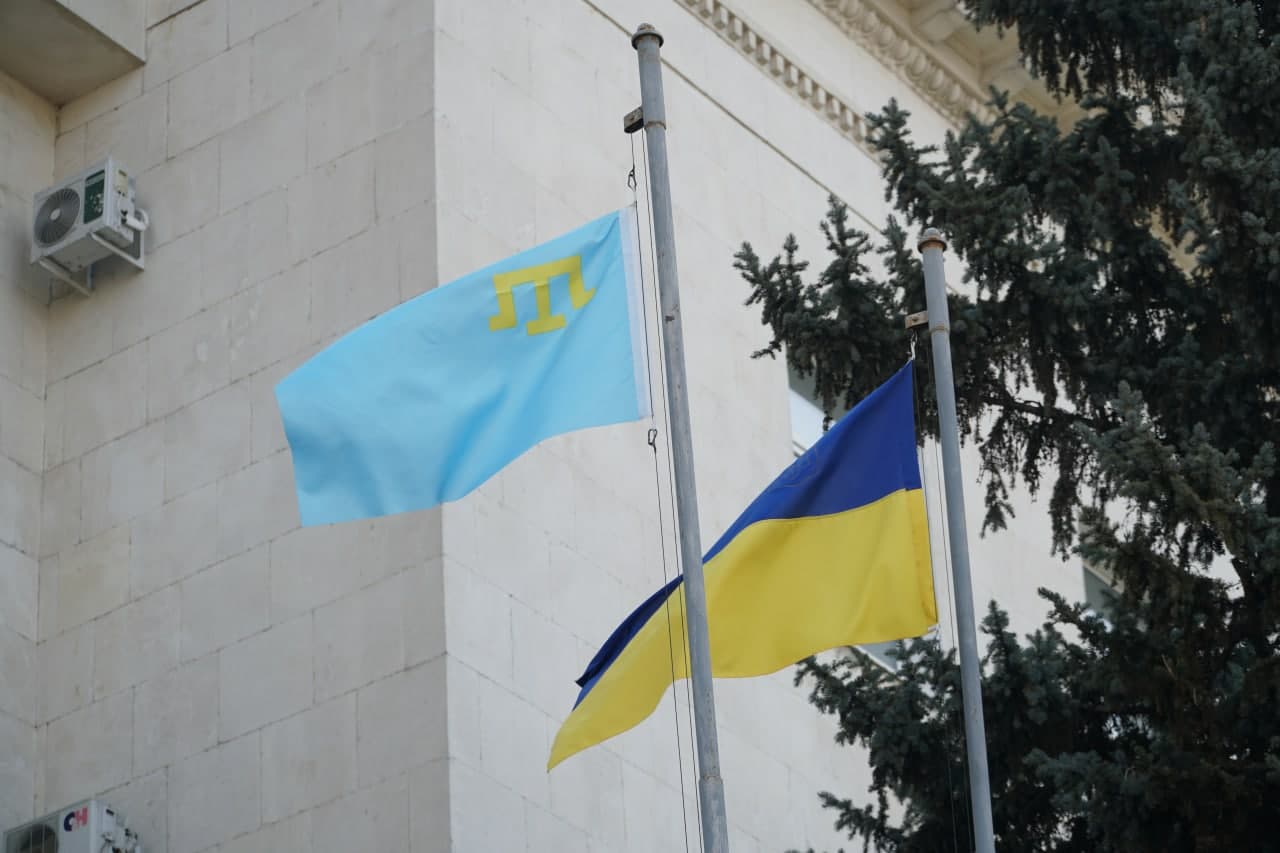 На Херсонщині у підтримку єдності України підняли кримськотатарський прапор