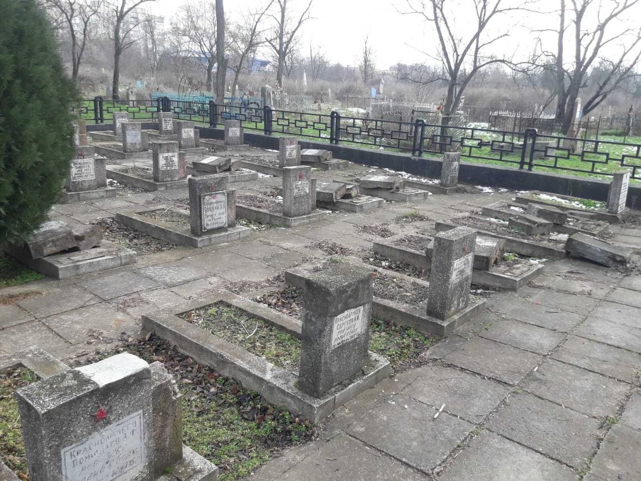 Мэр Херсона помог общественникам в сборе средств для восстановления разрушенного мемориального кладбища Мэр Херсона помог общественникам в сборе средств для восстановления разрушенного мемориального кладбища